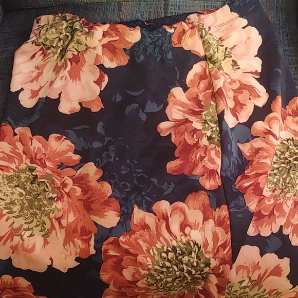 LARA Dresses & Skirts - EUC Lara skirt mid length